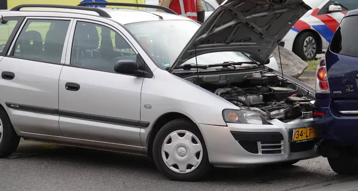 Automobiliste gewond bij aanrijding met andere auto - Foto 3
