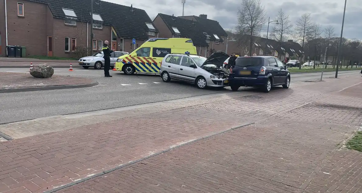 Automobiliste gewond bij aanrijding met andere auto - Foto 4