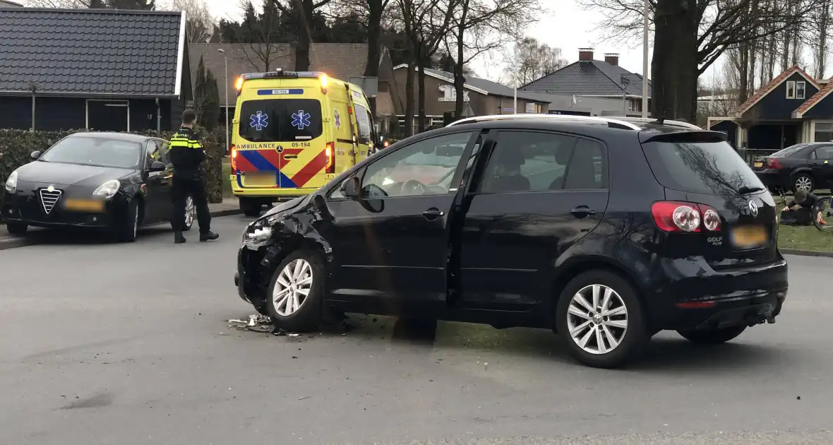 Twee auto's botsen op kruising - Foto 3