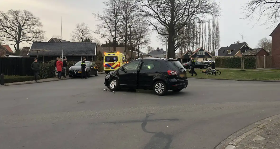 Twee auto's botsen op kruising - Foto 4