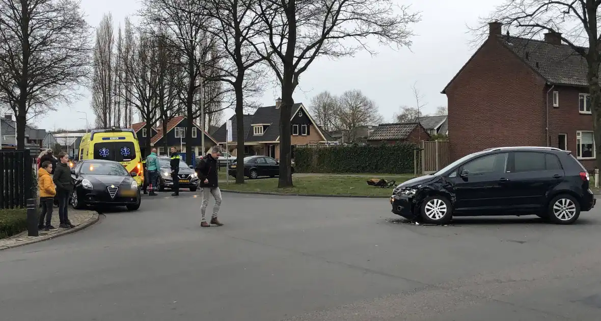 Twee auto's botsen op kruising - Foto 6