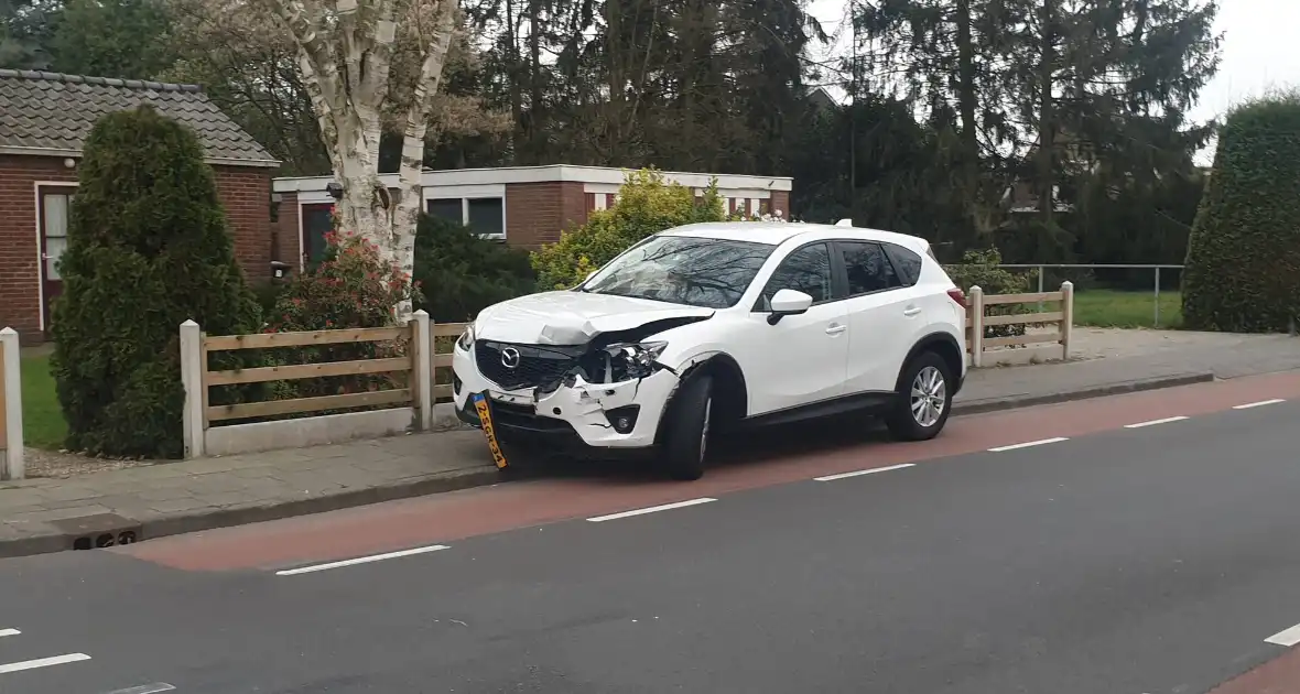 Twee auto's botsen op kruising - Foto 8