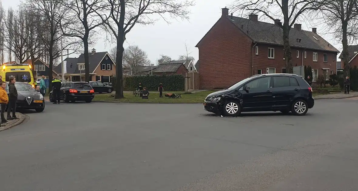 Twee auto's botsen op kruising - Foto 9