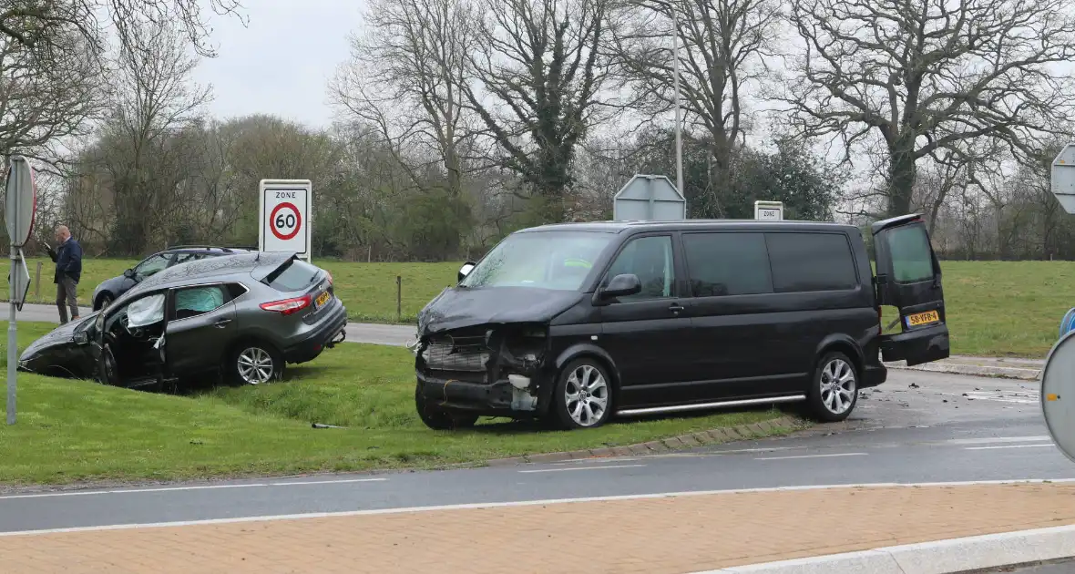 Persoon gewond bij aanrijding op kruising - Foto 1