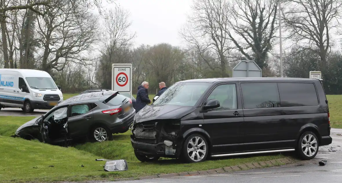 Persoon gewond bij aanrijding op kruising - Foto 2