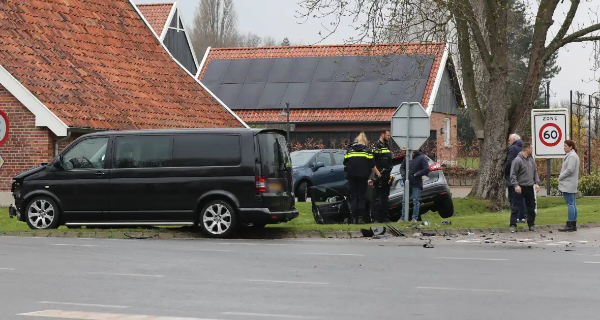 Persoon gewond bij aanrijding op kruising - Foto 3