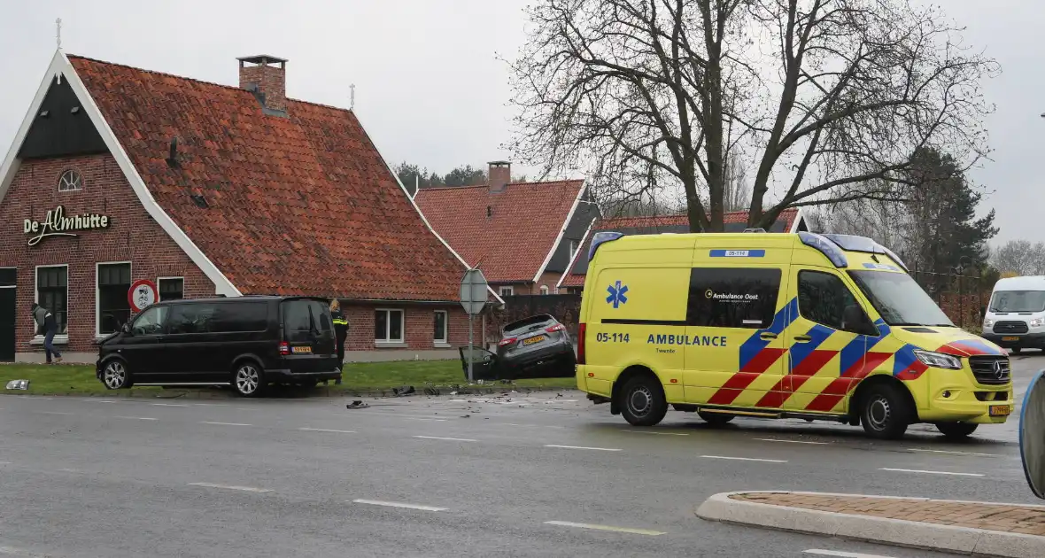 Persoon gewond bij aanrijding op kruising - Foto 4