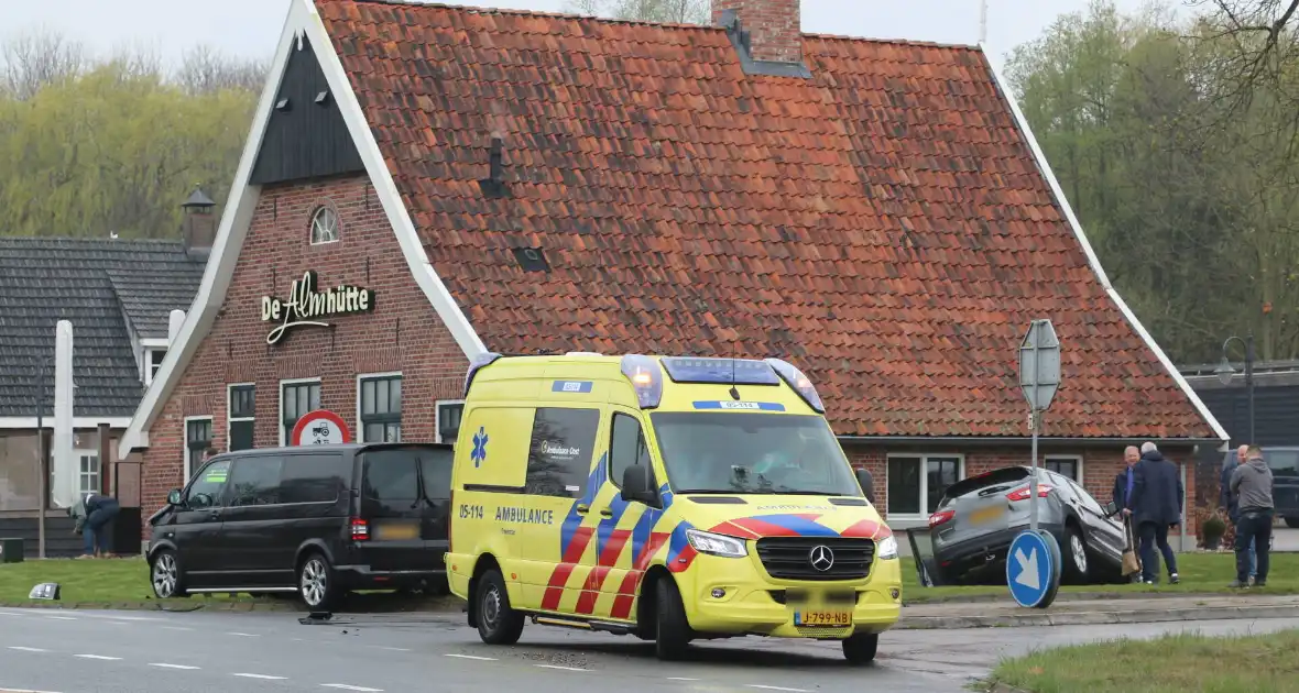 Persoon gewond bij aanrijding op kruising - Foto 5