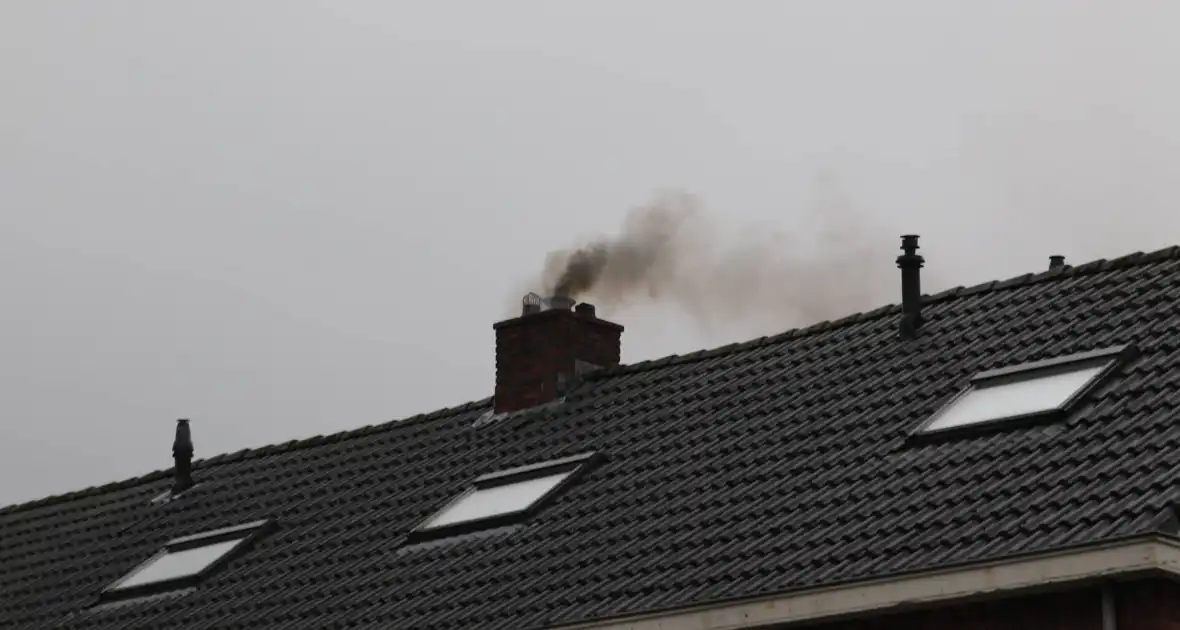 Zwarte rookontwikkeling bij schoorsteenbrand