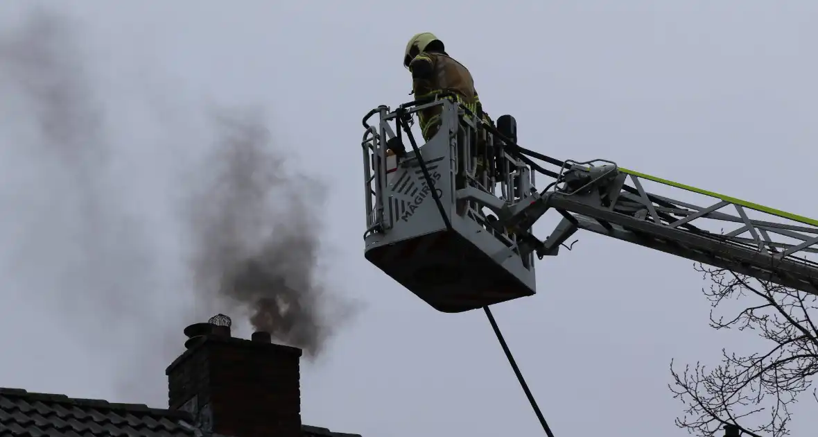 Zwarte rookontwikkeling bij schoorsteenbrand - Foto 1