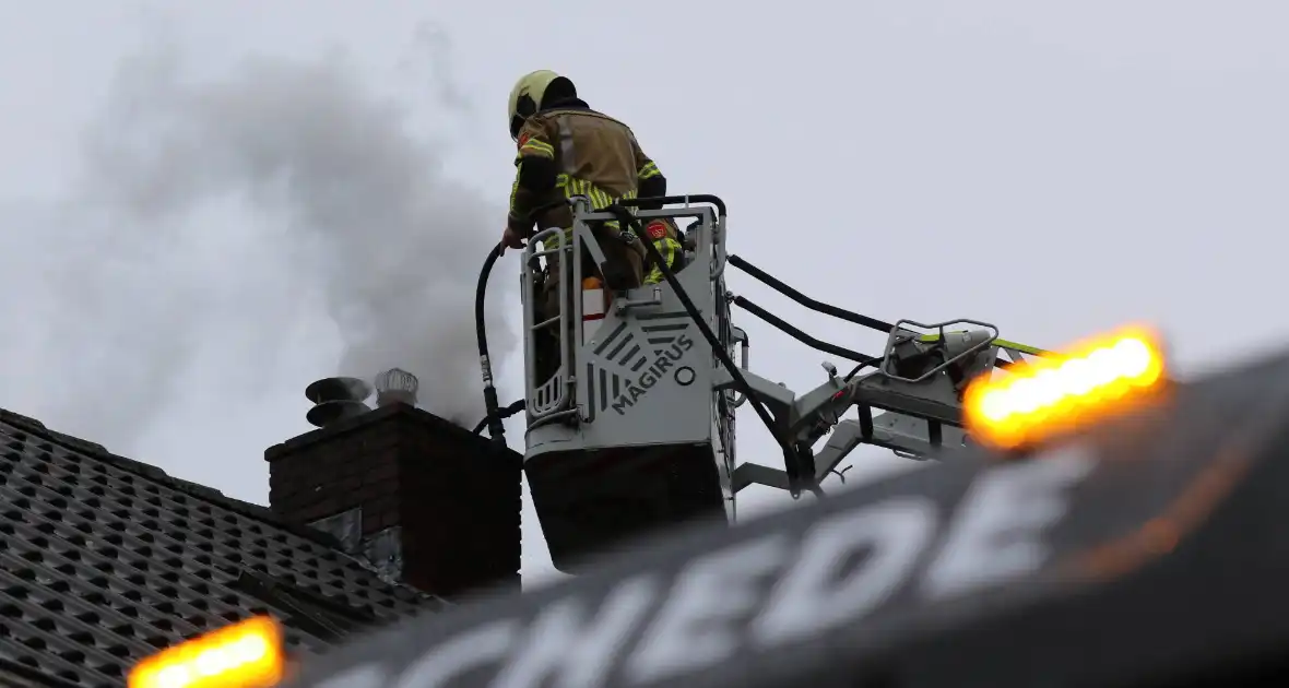 Zwarte rookontwikkeling bij schoorsteenbrand - Foto 4