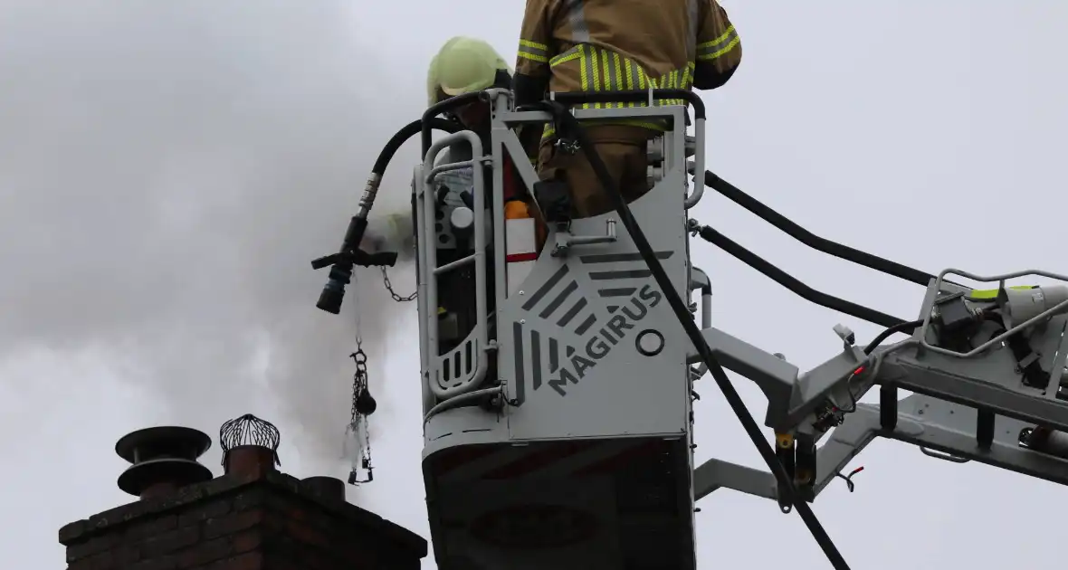 Zwarte rookontwikkeling bij schoorsteenbrand - Foto 6