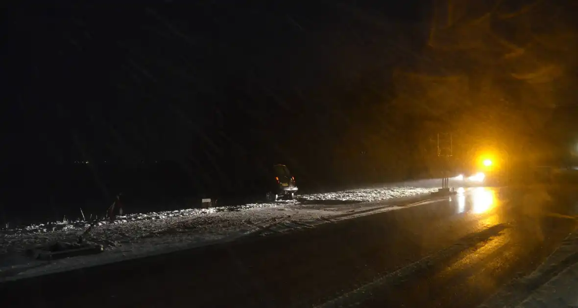 Auto raakt van de weg