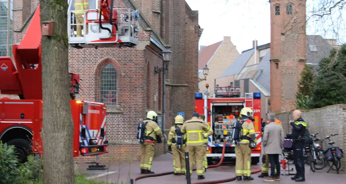 Brand in kerk zorgt voor veel rookontwikkelingen - Foto 1