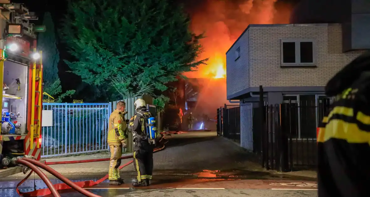 Grote vlammen bij uitslaande brand in garage pand - Foto 3