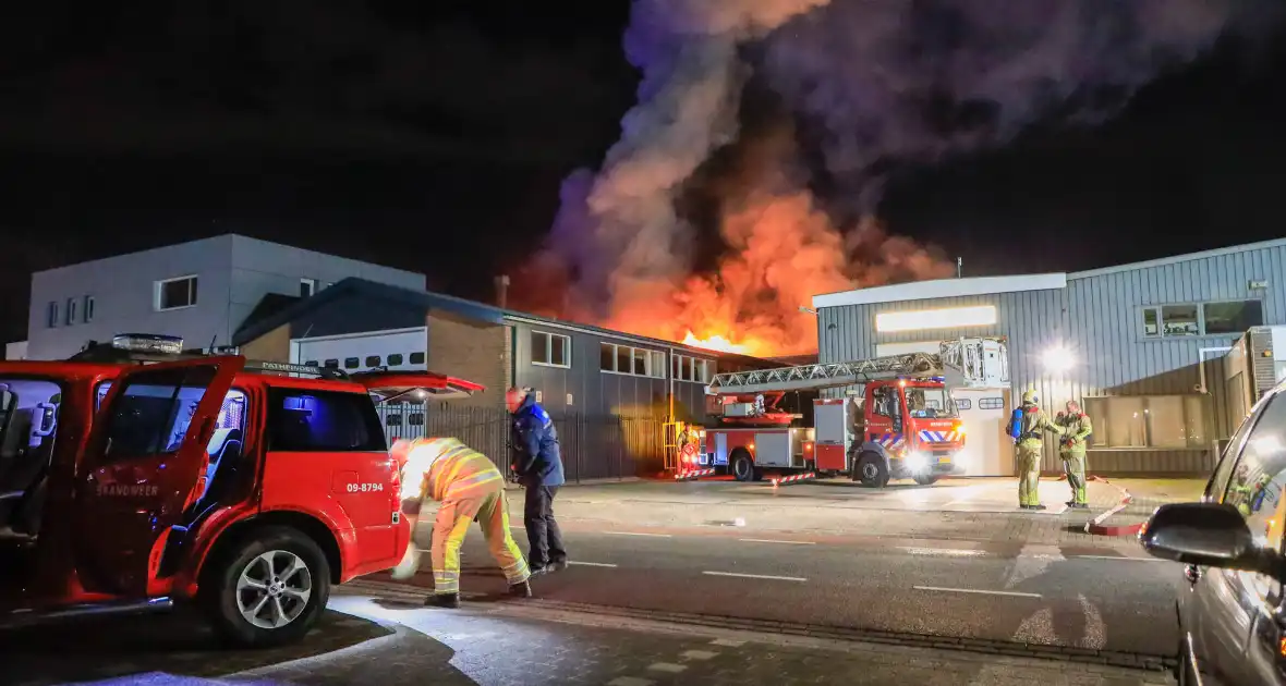 Grote vlammen bij uitslaande brand in garage pand - Foto 5