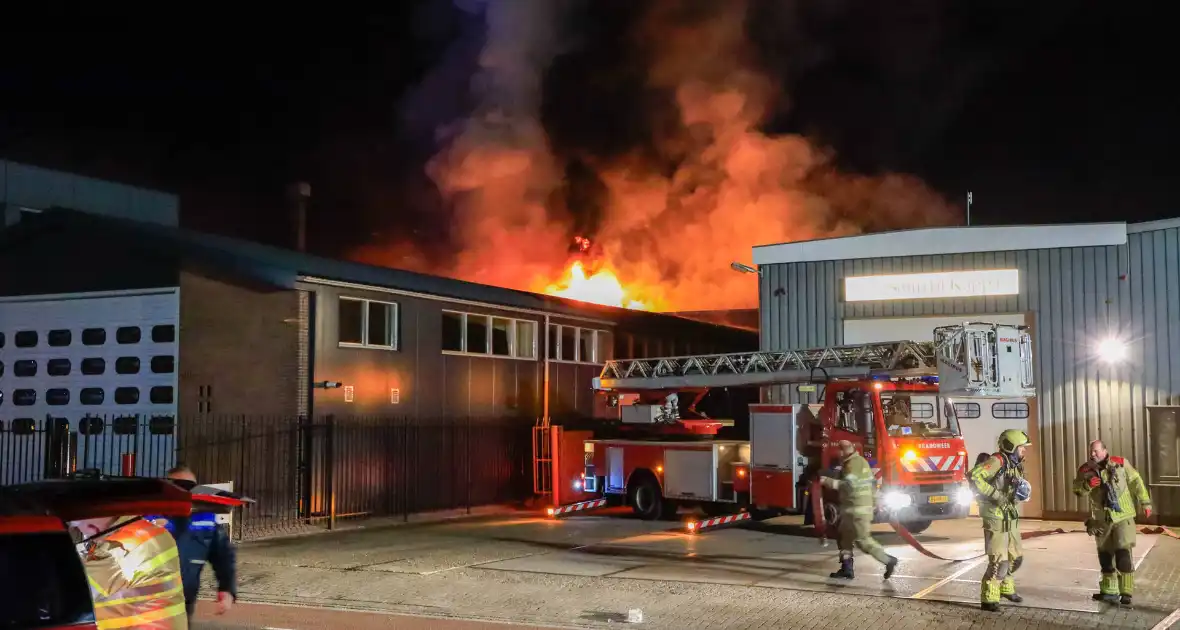 Grote vlammen bij uitslaande brand in garage pand - Foto 7