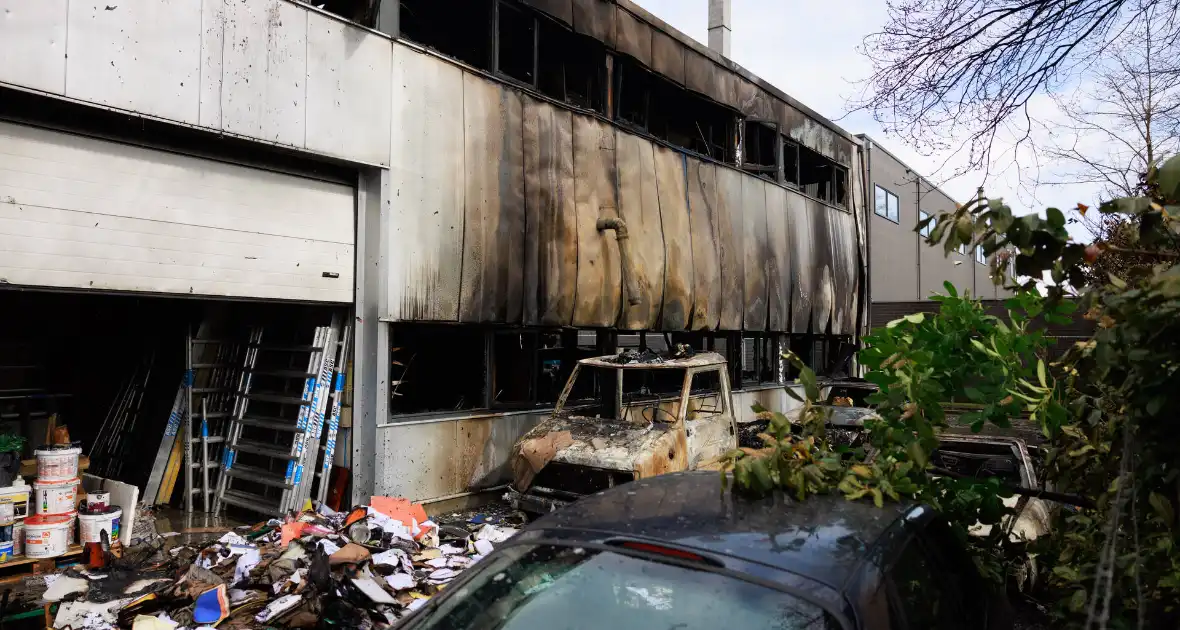 Enorme schade na verwoestende brand in pand garagebedrijf - Foto 11