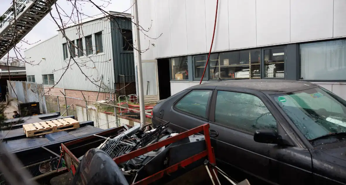 Enorme schade na verwoestende brand in pand garagebedrijf - Foto 15