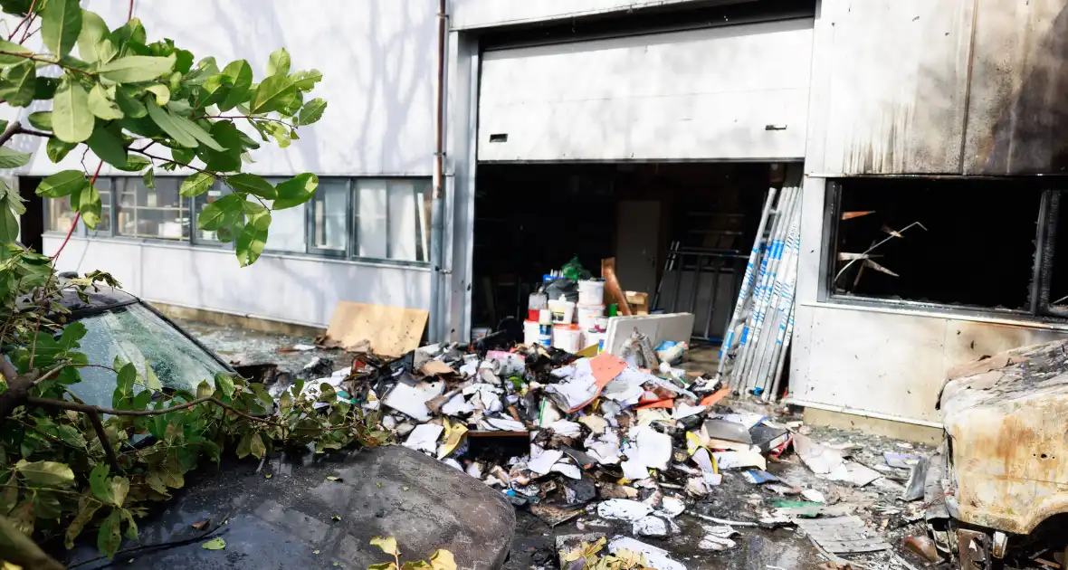 Enorme schade na verwoestende brand in pand garagebedrijf - Foto 9