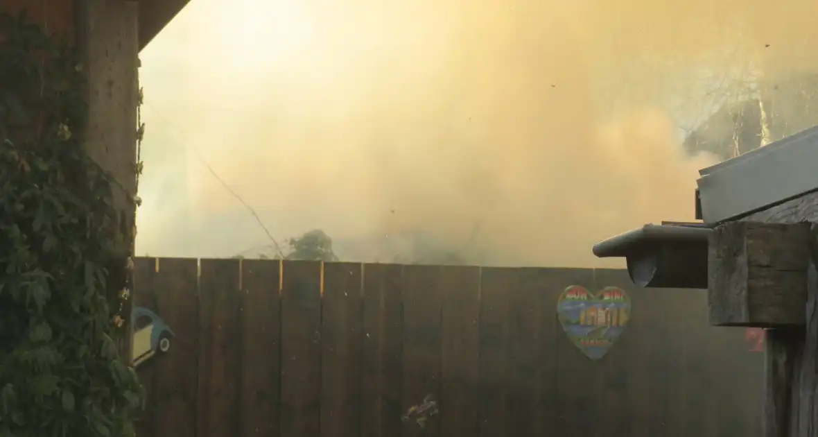 Schuur verwoest vanwege brand - Foto 2