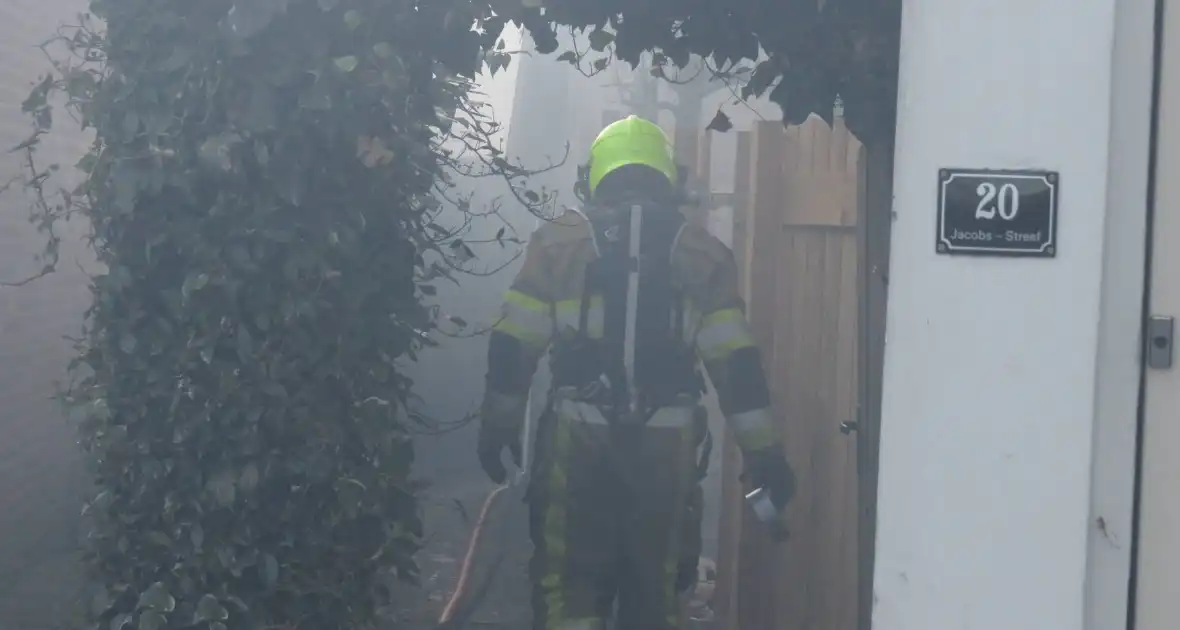 Schuur verwoest vanwege brand - Foto 5