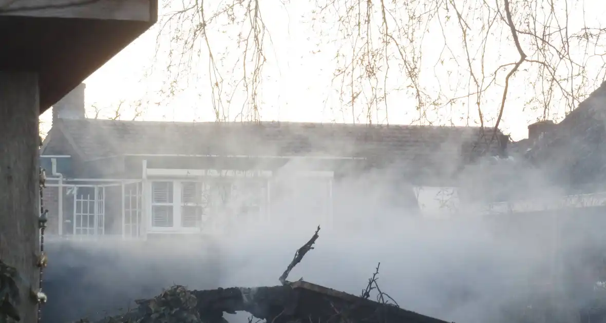 Schuur verwoest vanwege brand - Foto 6