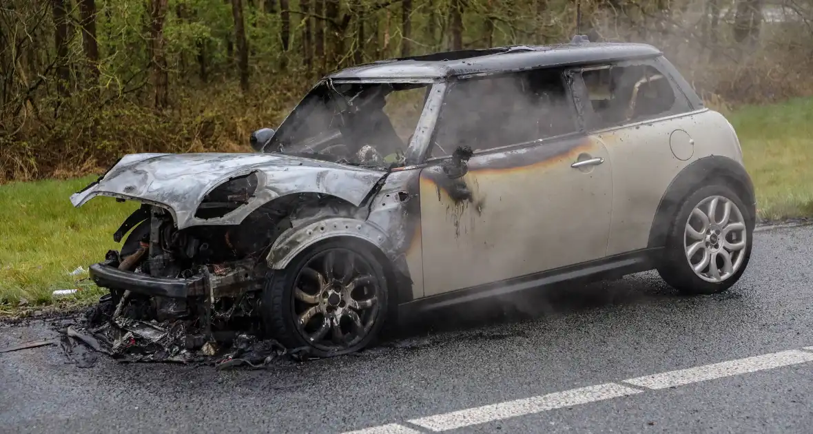 Mini Cooper uitgebrand op afrit van snelweg - Foto 11