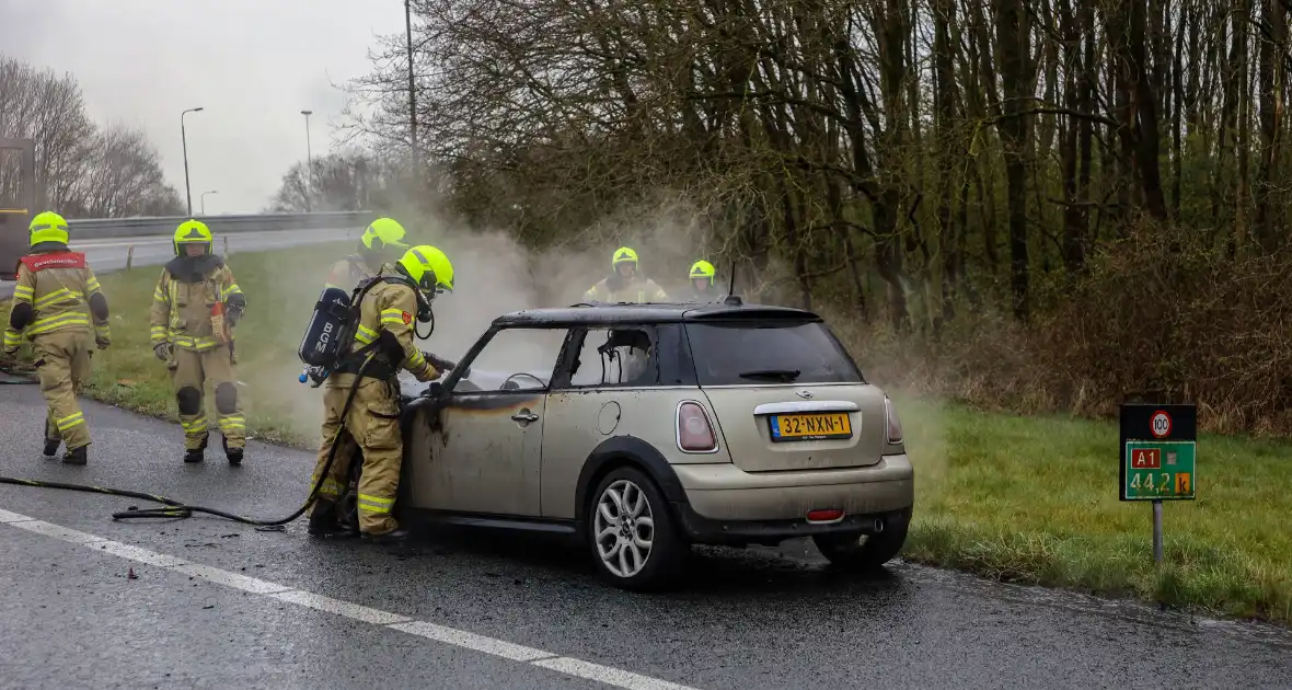 Mini Cooper uitgebrand op afrit van snelweg - Foto 3