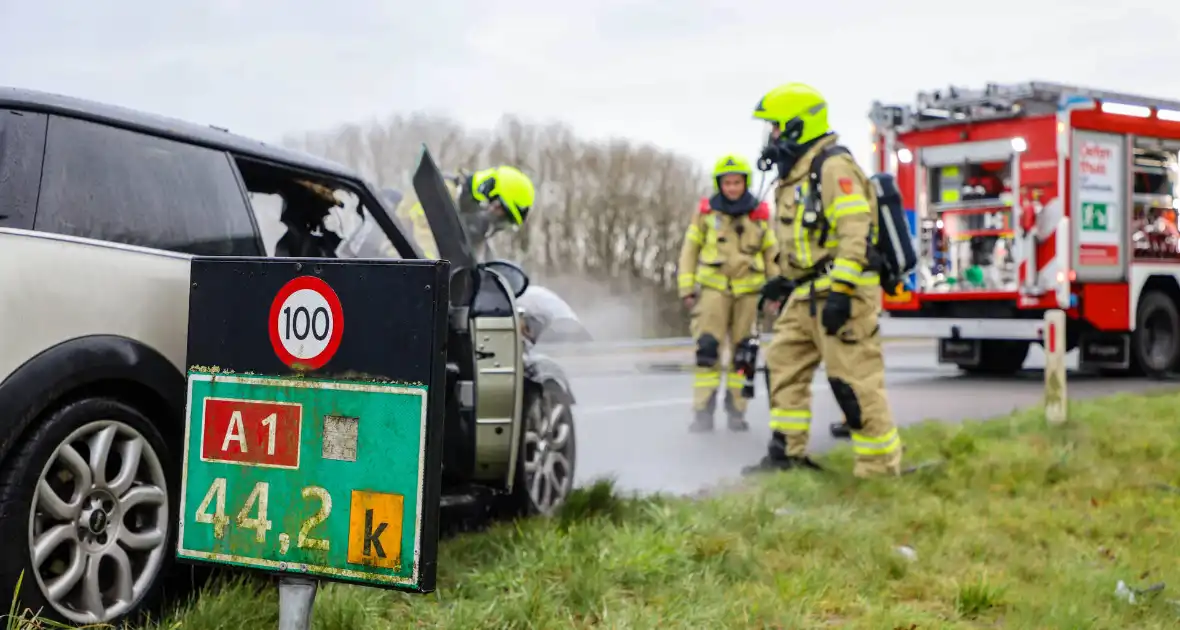 Mini Cooper uitgebrand op afrit van snelweg - Foto 5