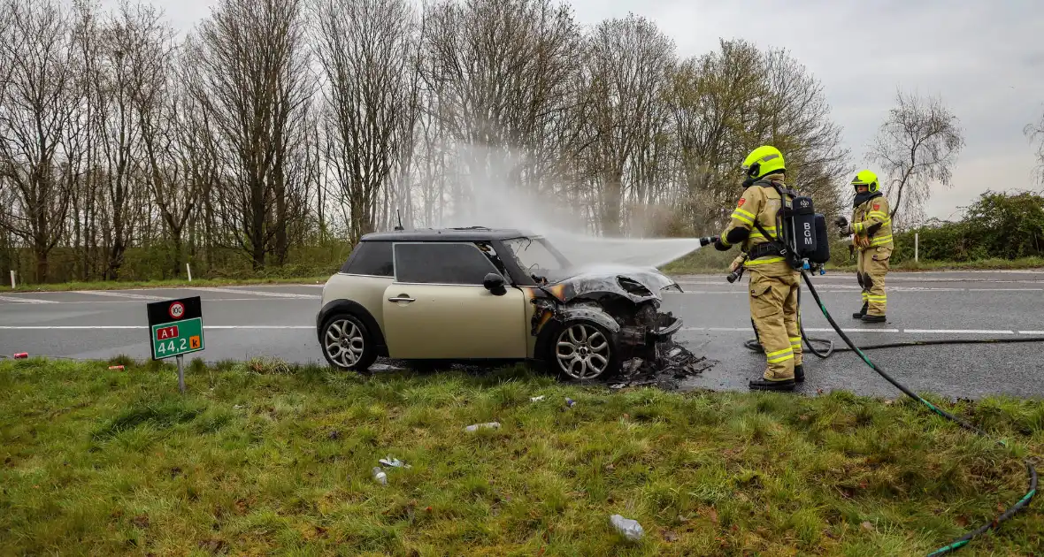 Mini Cooper uitgebrand op afrit van snelweg - Foto 6