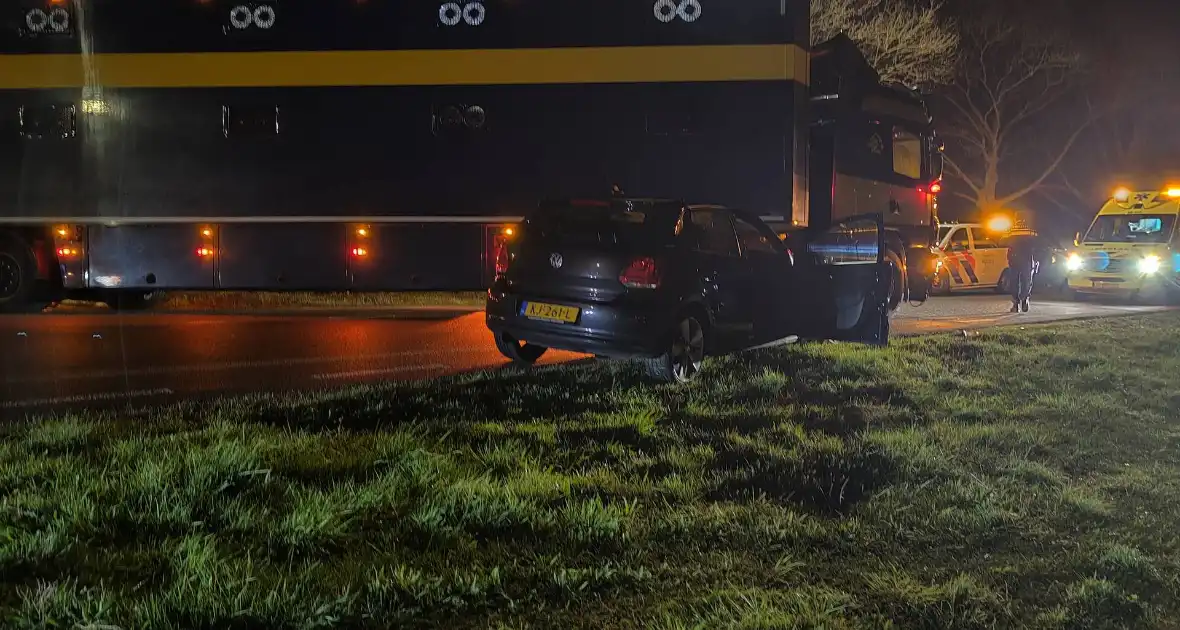 Personenauto komt in botsing met vrachtauto