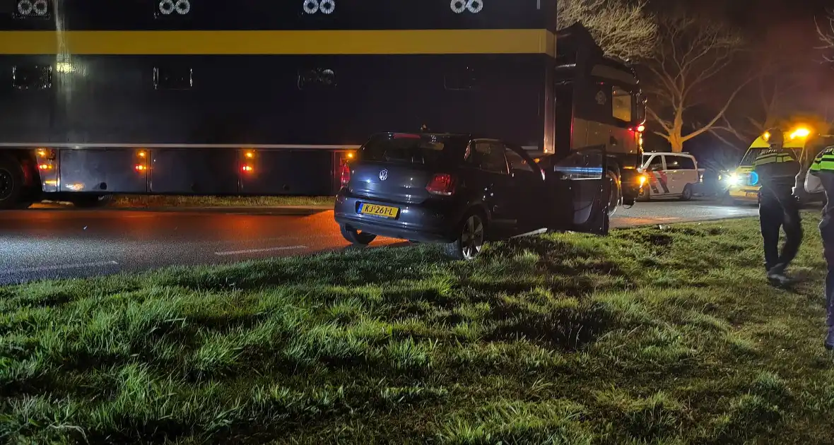 Personenauto komt in botsing met vrachtauto - Foto 2