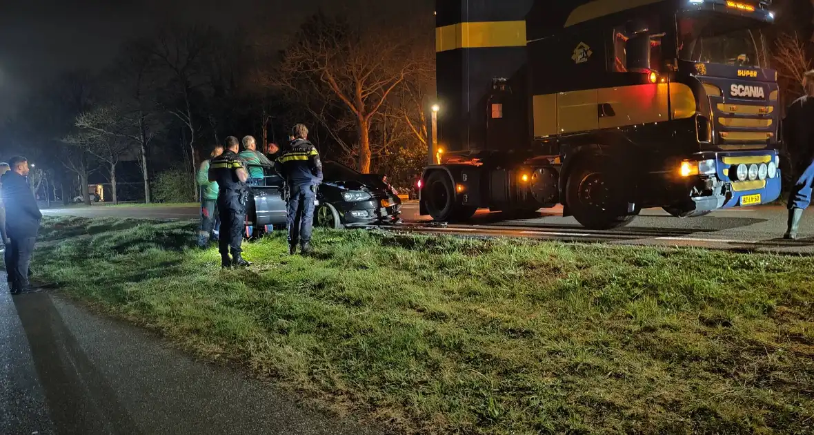 Personenauto komt in botsing met vrachtauto - Foto 3