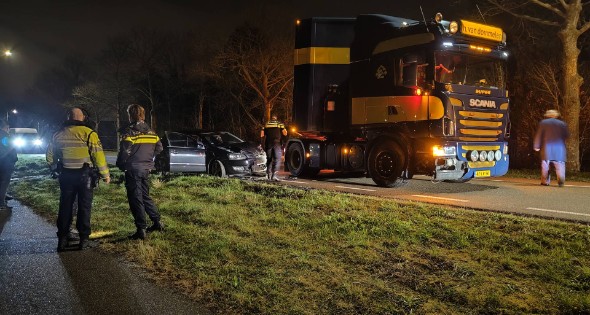 Personenauto komt in botsing met vrachtauto - Afbeelding 4