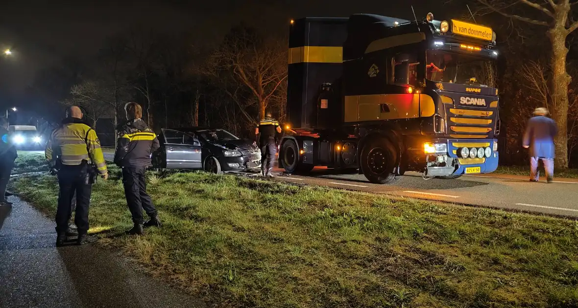 Personenauto komt in botsing met vrachtauto - Foto 4