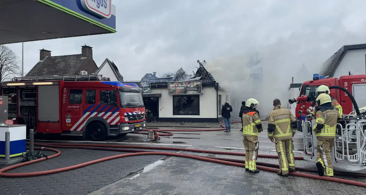 Enorme rookwolken bij brand in woning boven slagerij