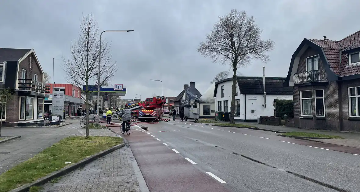 Enorme rookwolken bij brand in woning boven slagerij - Foto 1