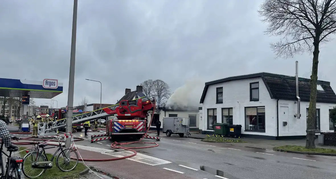 Enorme rookwolken bij brand in woning boven slagerij - Foto 3