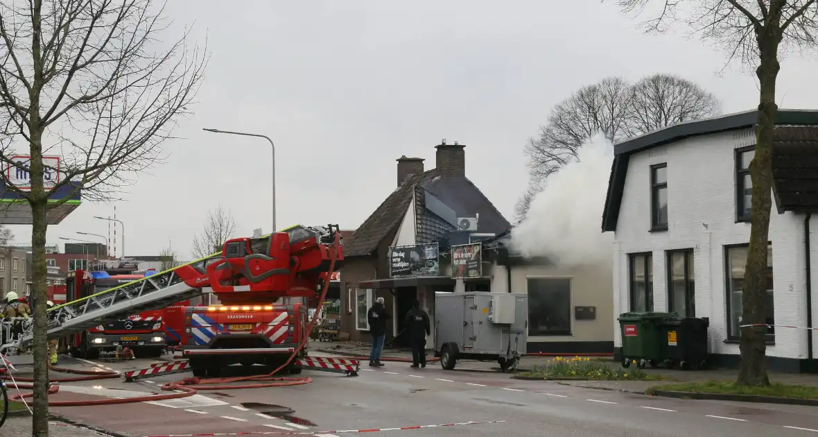 Enorme rookwolken bij brand in woning boven slagerij - Foto 4