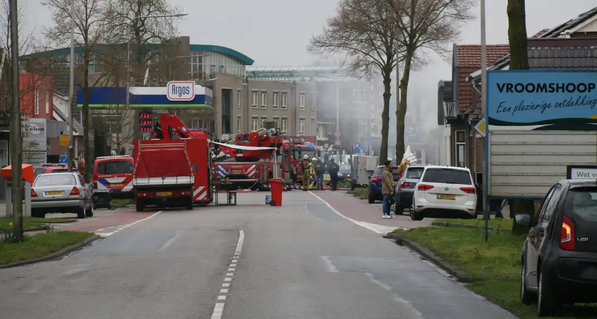 Enorme rookwolken bij brand in woning boven slagerij - Foto 5