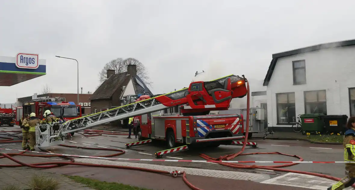 Enorme rookwolken bij brand in woning boven slagerij - Foto 6