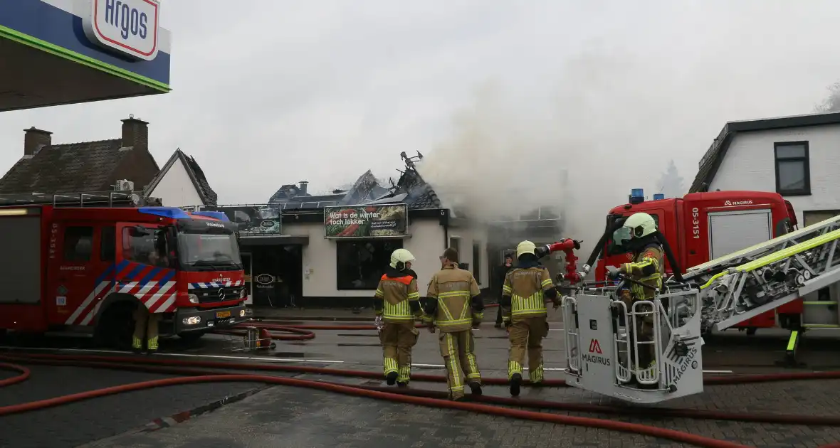 Enorme rookwolken bij brand in woning boven slagerij - Foto 7