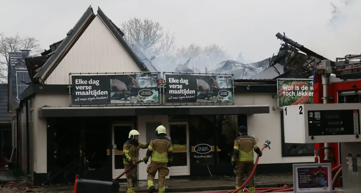 Enorme rookwolken bij brand in woning boven slagerij - Foto 8