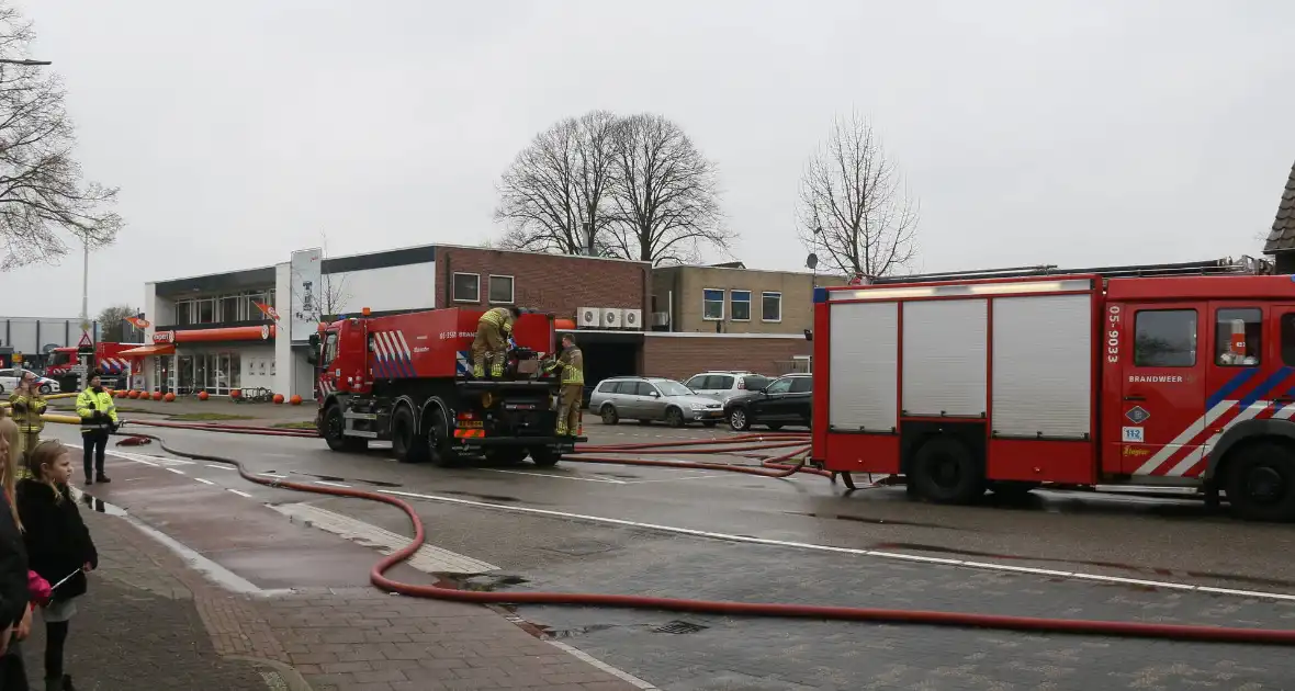 Enorme rookwolken bij brand in woning boven slagerij - Foto 9