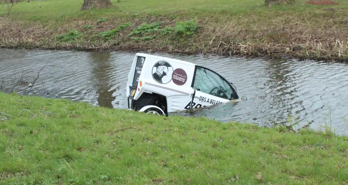 Bestuurder brommobiel rijdt de sloot in