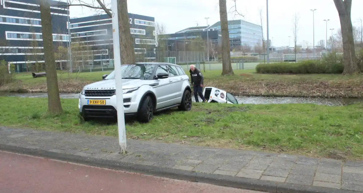 Bestuurder brommobiel rijdt de sloot in - Foto 2