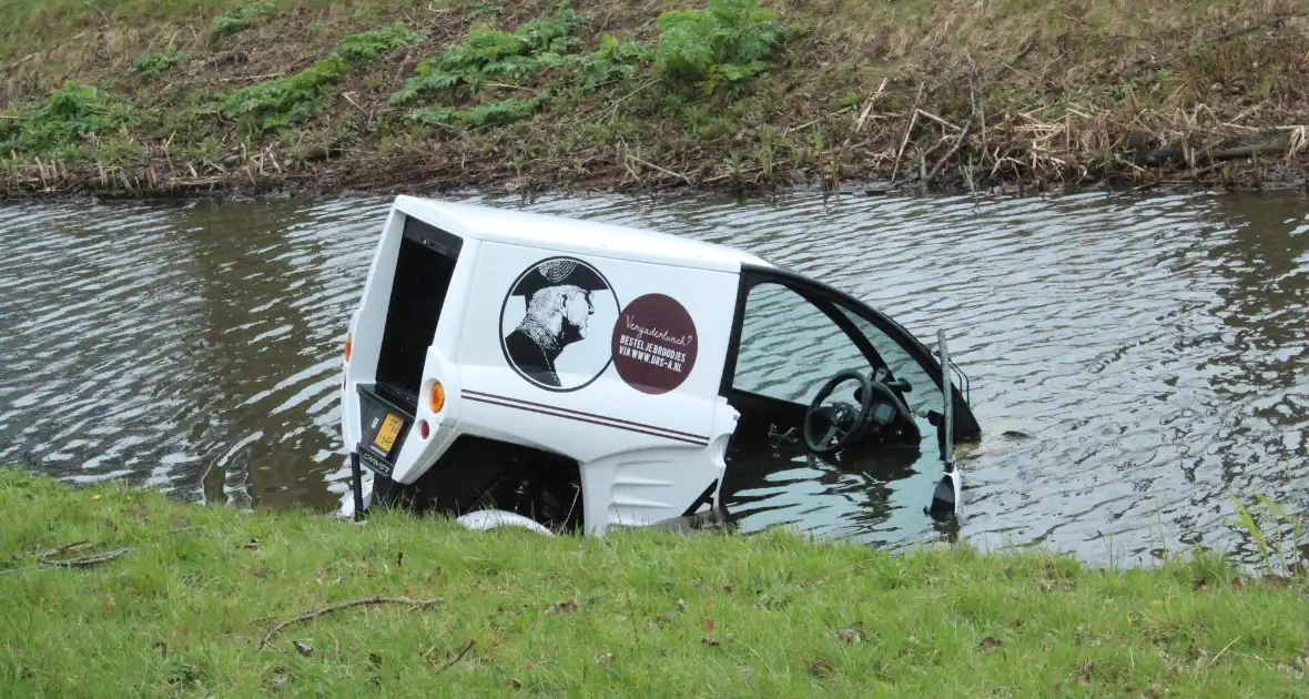 Bestuurder brommobiel rijdt de sloot in - Foto 3