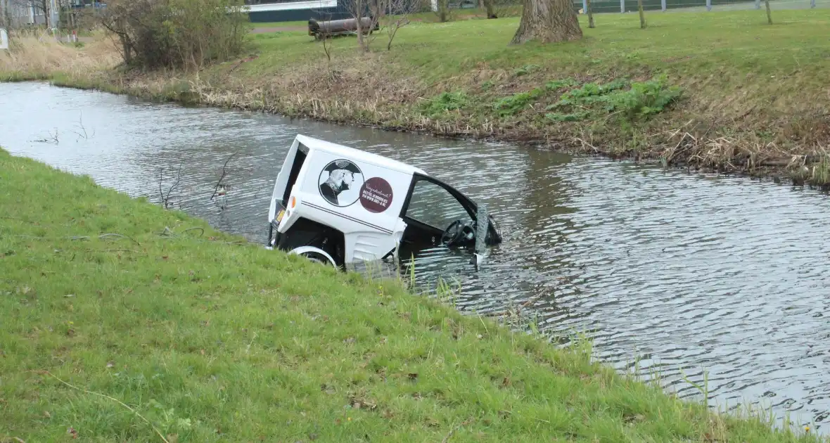 Bestuurder brommobiel rijdt de sloot in - Foto 4