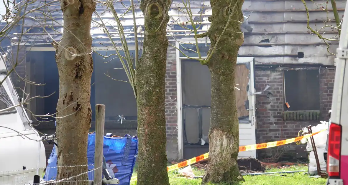 Uitslaande brand verwoest oude varkenshouderij - Foto 2